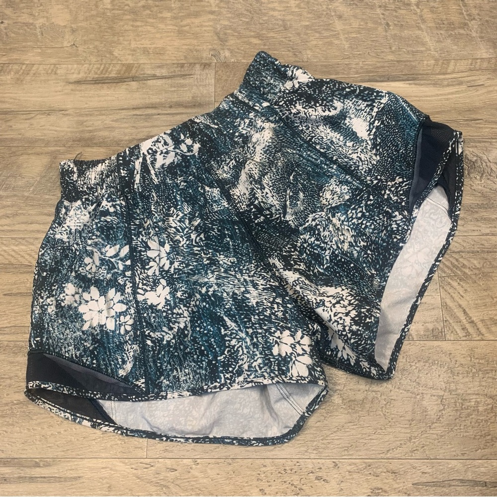 Lululemon Hotty Hot Shorts ll Tall Wildwood White Multi Teal - Picture 10 of 10